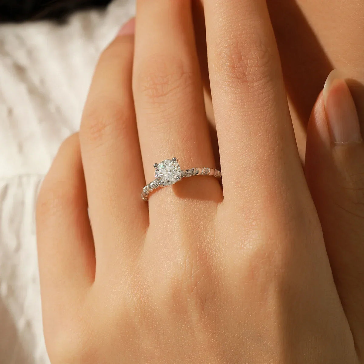 Anello con Moissanite Brillante Intrecciato